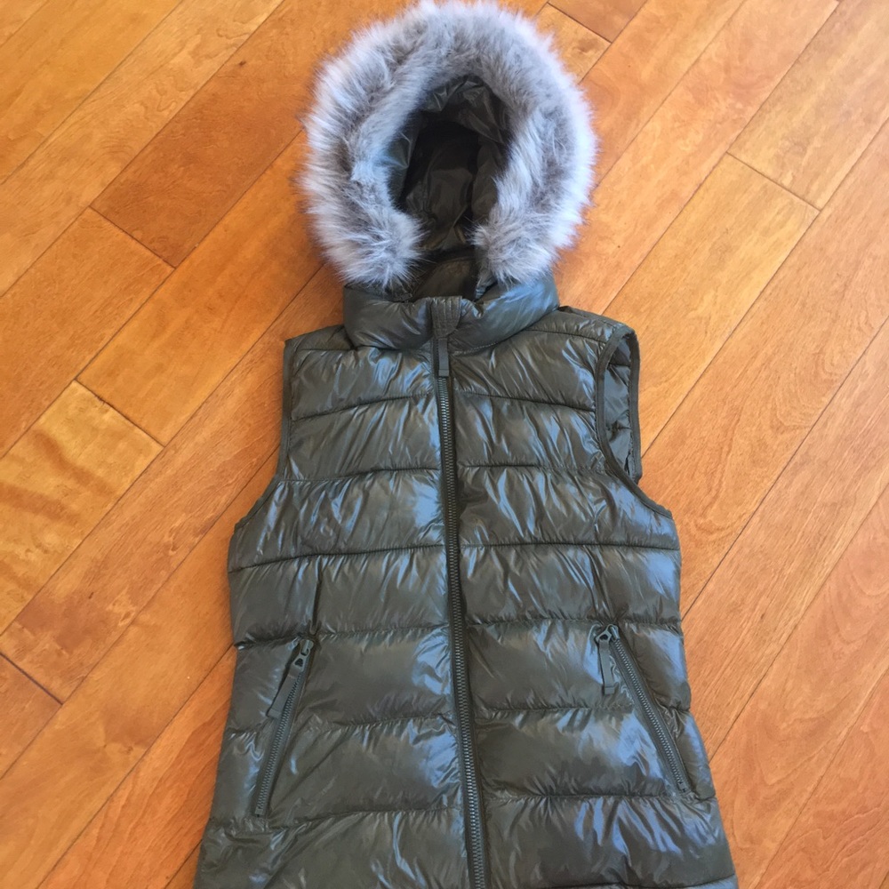 Womens GAP puffer vest w/ detachable faux fur hood
